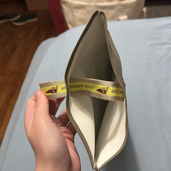 louis vuitton small wrist beach pouch - Picture 7 of 7